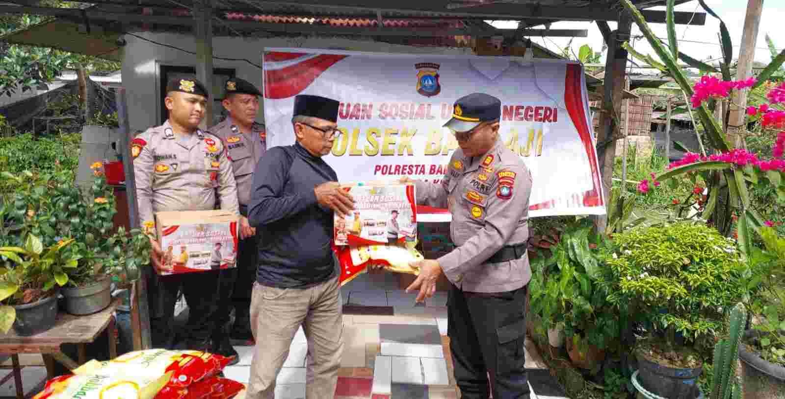 Aksi Peduli, Polsek Batuaji Serahkan Bantuan Sosial Polda Kepri untuk Negeri ke Warga Kampung Tembesi