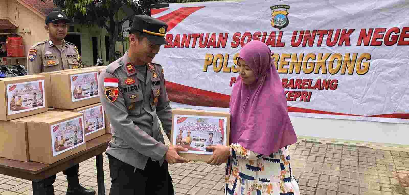 Ojol-Warga Kurang Mampu di Bengkong Batam Dapat Sembako dari Polisi