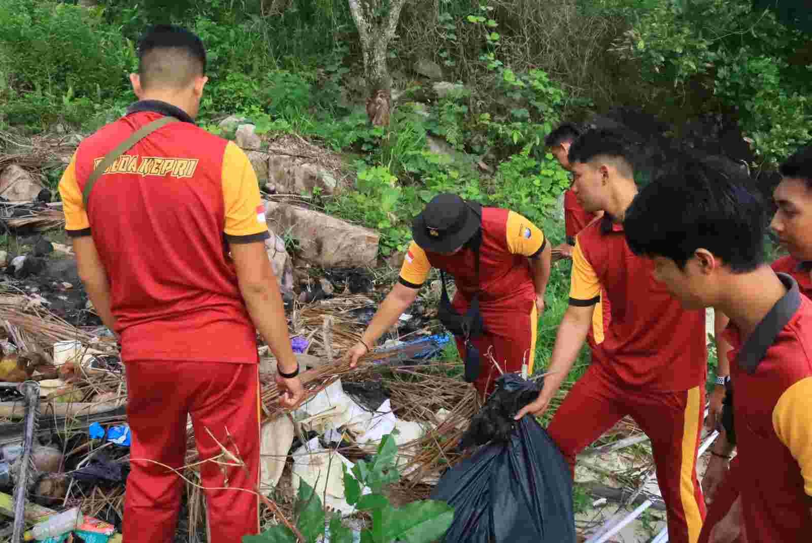 Bersihkan Area Pantai, Polres Anambas Gelar Gotong-royong Serentak