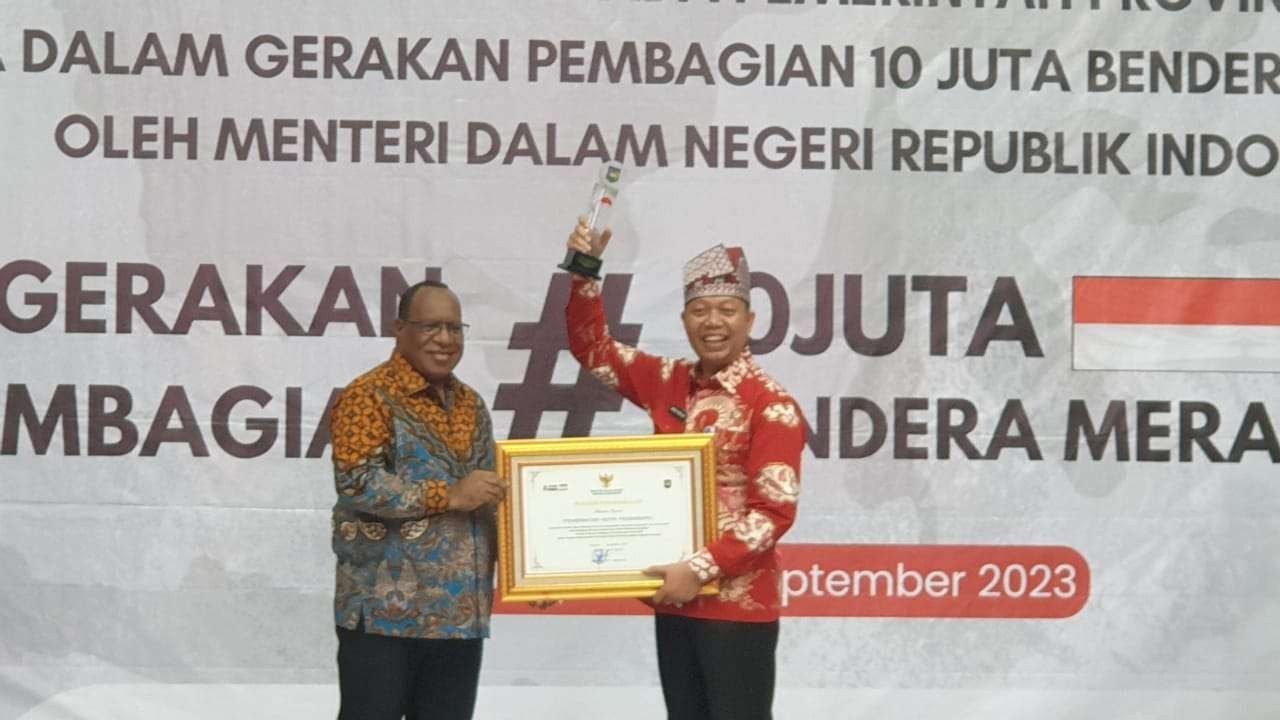 Sukses Gerakan Pembagian 10 Juta Bendera Merah Putih, Pemko Pekanbaru Terima Penghargaan dari Kemendagri