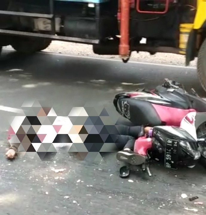 Pengendara Sepeda Motor Tewas Terlindas Trailer