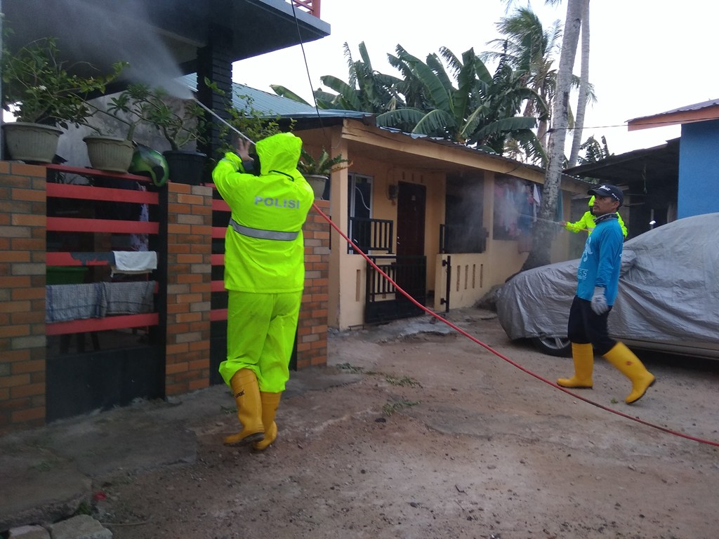Dit Samapta Polda Kepri Semprotkan Disinfektan di Tanjungsengkuang