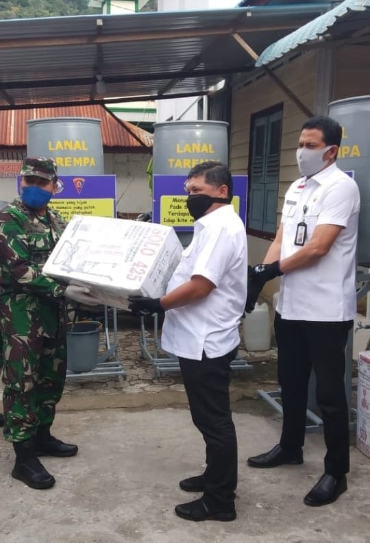Danlanal Tarempa Serahkan 3 Unit Cuci Tangan dan 6 Penyemprot Disinfektan