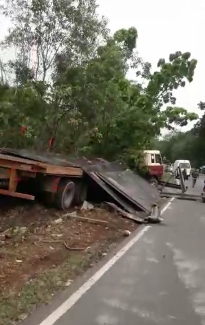 Trailer Muat Plat Baja Tabrak Pembatas Jalan