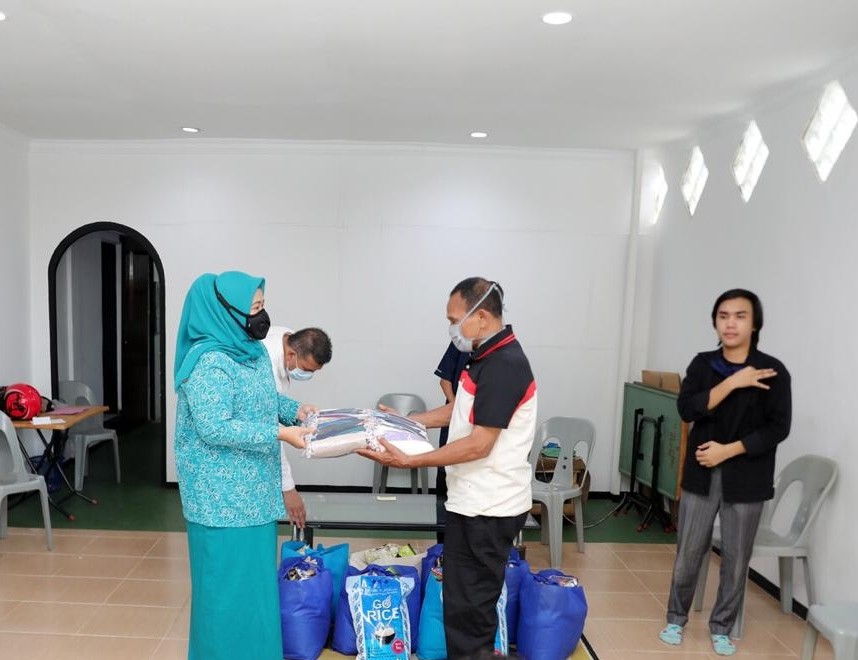 Marlin Bagikan Sembako dan Masker ke Penyandang Disabilitas