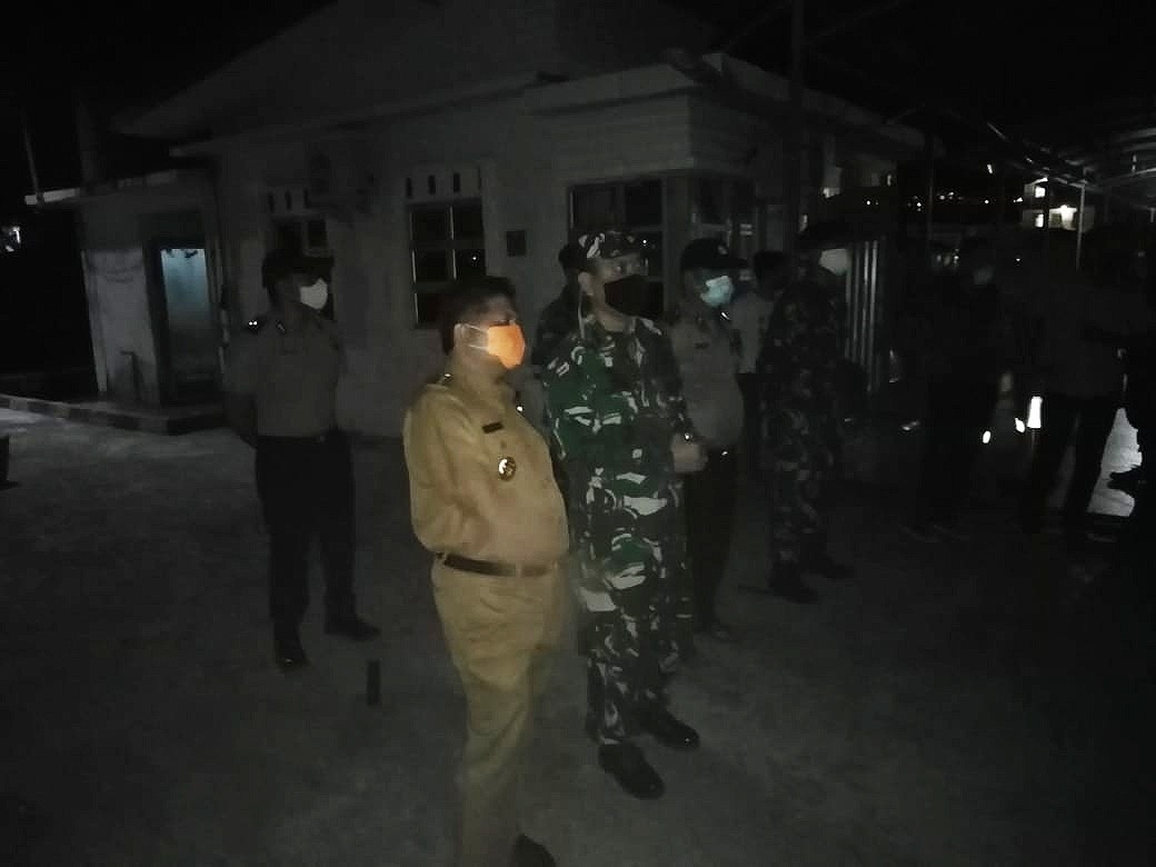 Wakil Bupati Anambas dan Danlanal Tarempa Sambut Tenaga Medis