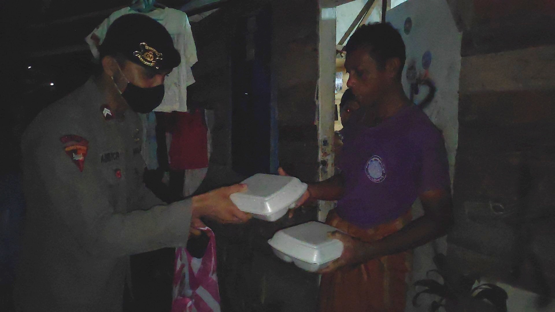 Sat Brimob Polda Kepri Kembali Berbagi Makanan Terdampak Covid-19