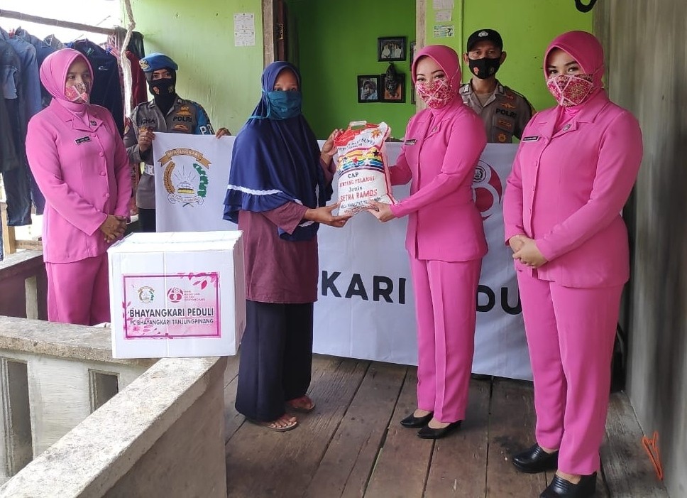 Ketua Bhayangkari Cabang Tanjungpinang Berikan Bantuan kepada Warga Terdampak Covid-19