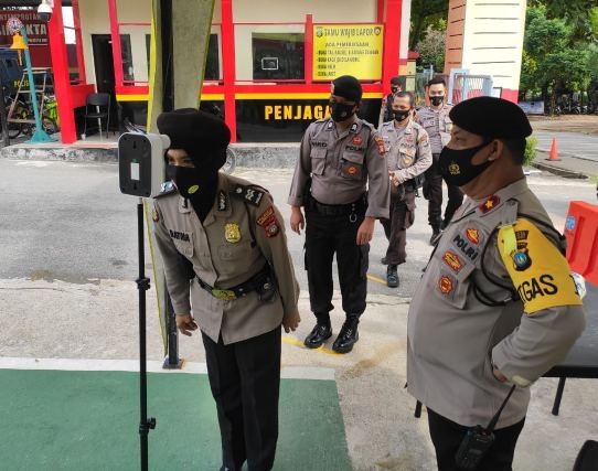 Tangkal Penyebaran Corona, Personil Sat Sabhara Lakukan Pengecekan Suhu Tubuh