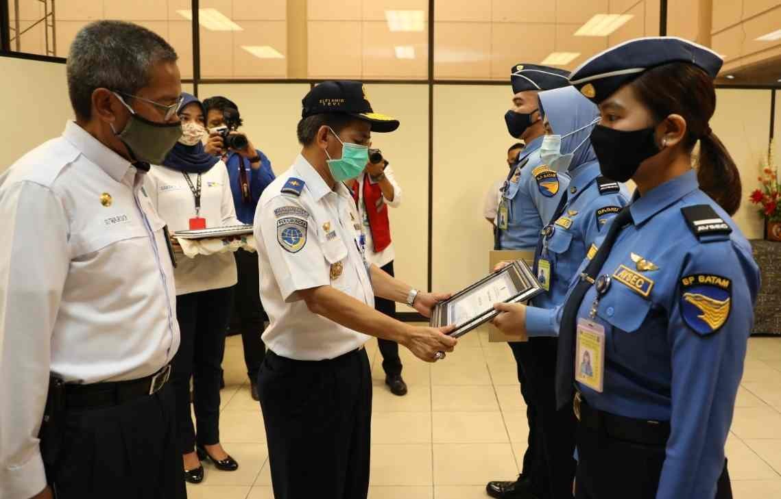 Gagalkan Penyelundupan Narkotika, Tiga Petugas Avsec Bandara Hang Nadim Terima Piagam Penghargaan