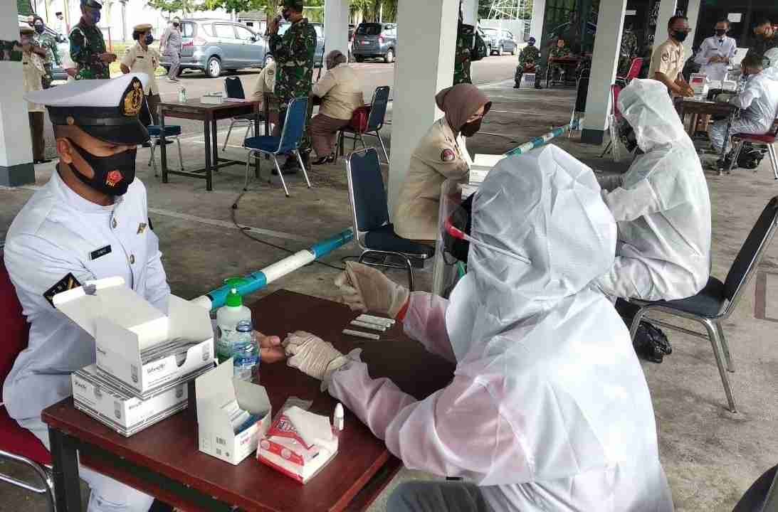 HUT ke 75 TNI AL, Prajurit dan PNS TNI AL Laksanakan Rapid Test