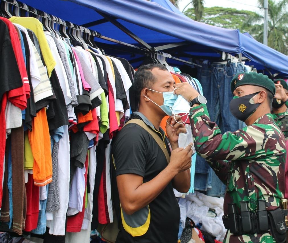 Tangkal Penyebaran COVID-19 di Batam, Danyonif RK 136/TS Ikut Kampanye dan Gelorakan Himbaun 3M serta Pembagian Masker Serentak se-Indonesia