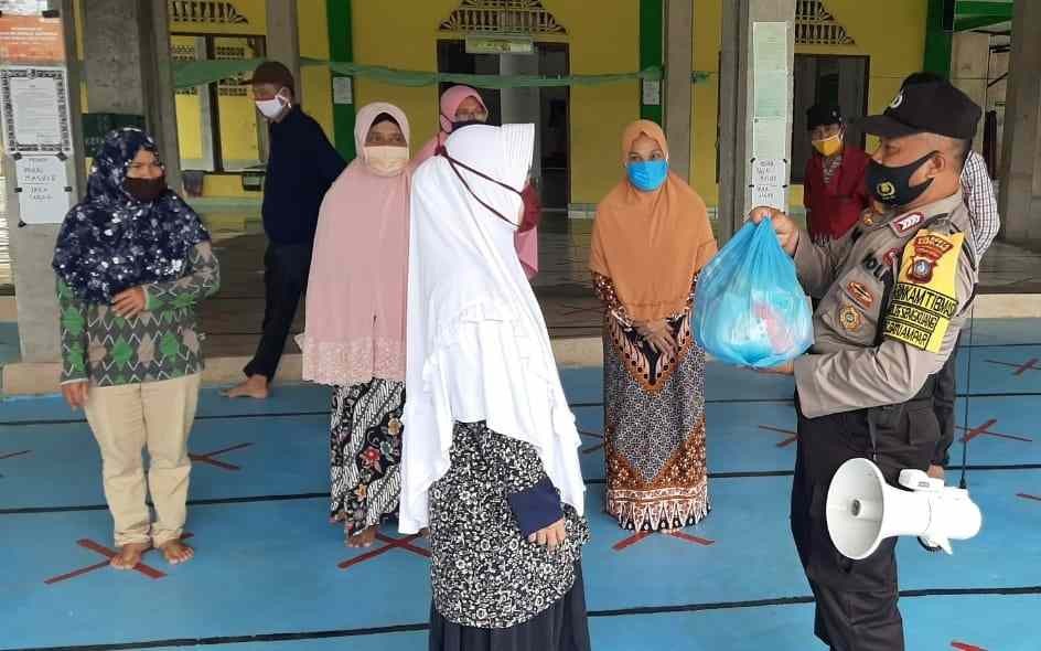 Polsek Batu Ampar Bagikan Sembako, Masker dan Lakukan Pengamanan di Masjid, Program Jumat Berkah