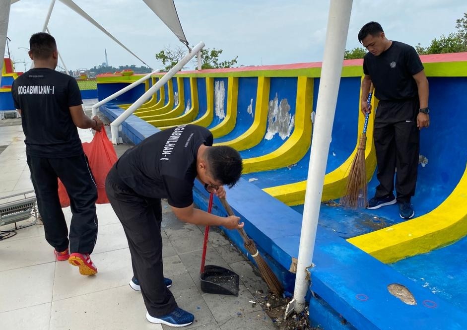 Usai Berolahraga, Personel Kogabwilhan I Bersihkan Sampah di Sepanjang Jalan Menuju Pulau Dompak, Ciptakan Lingkungan yang Sehat dan Asri