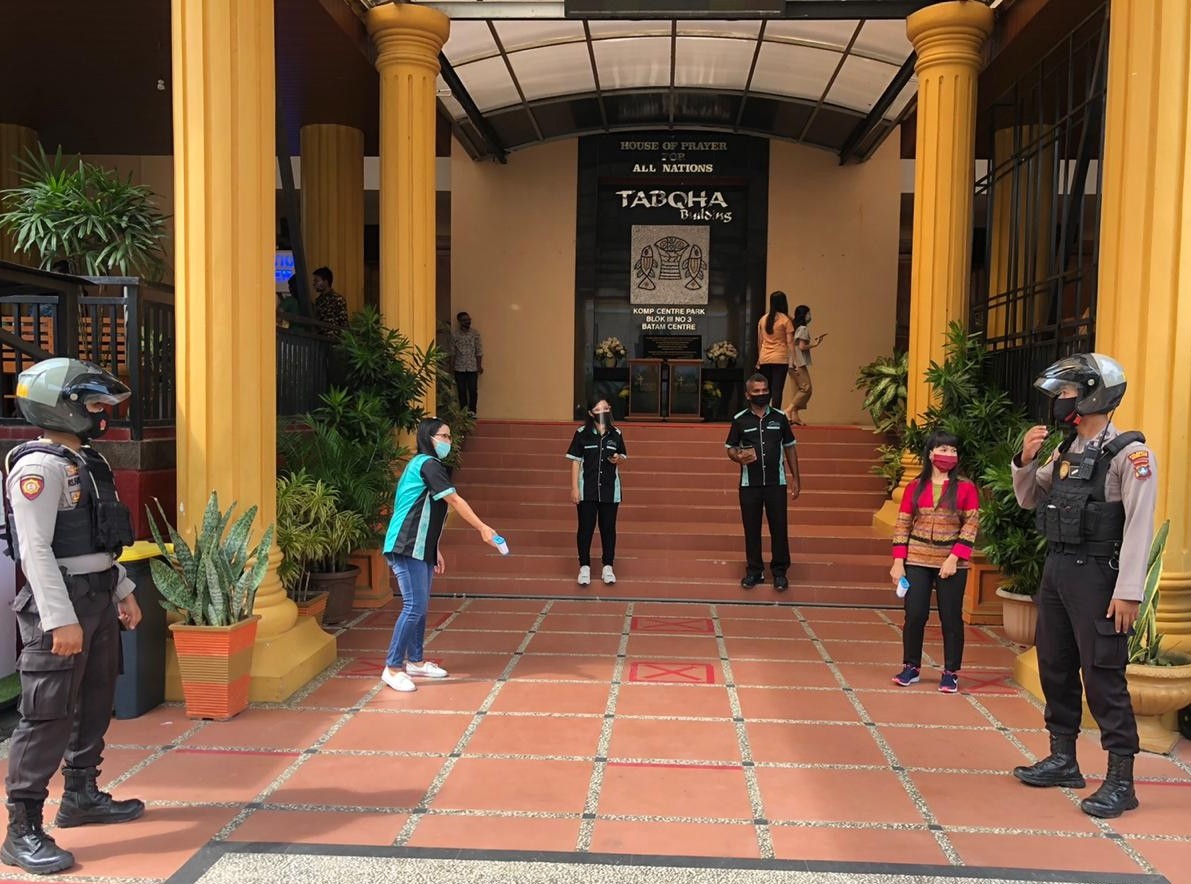 Sat Sabhara Polresta Barelang Ajak Jemaat Gereja Terapkan Protokol Kesehatan