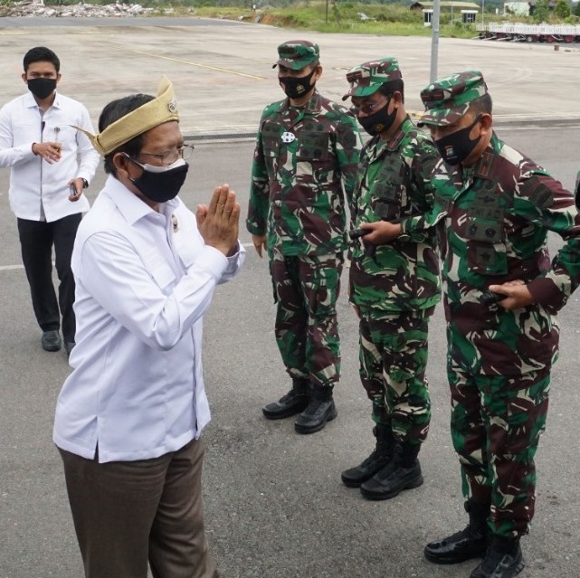 Danlantamal IV Sambut Kedatangan Menkopolhukam RI di Bandara RHF