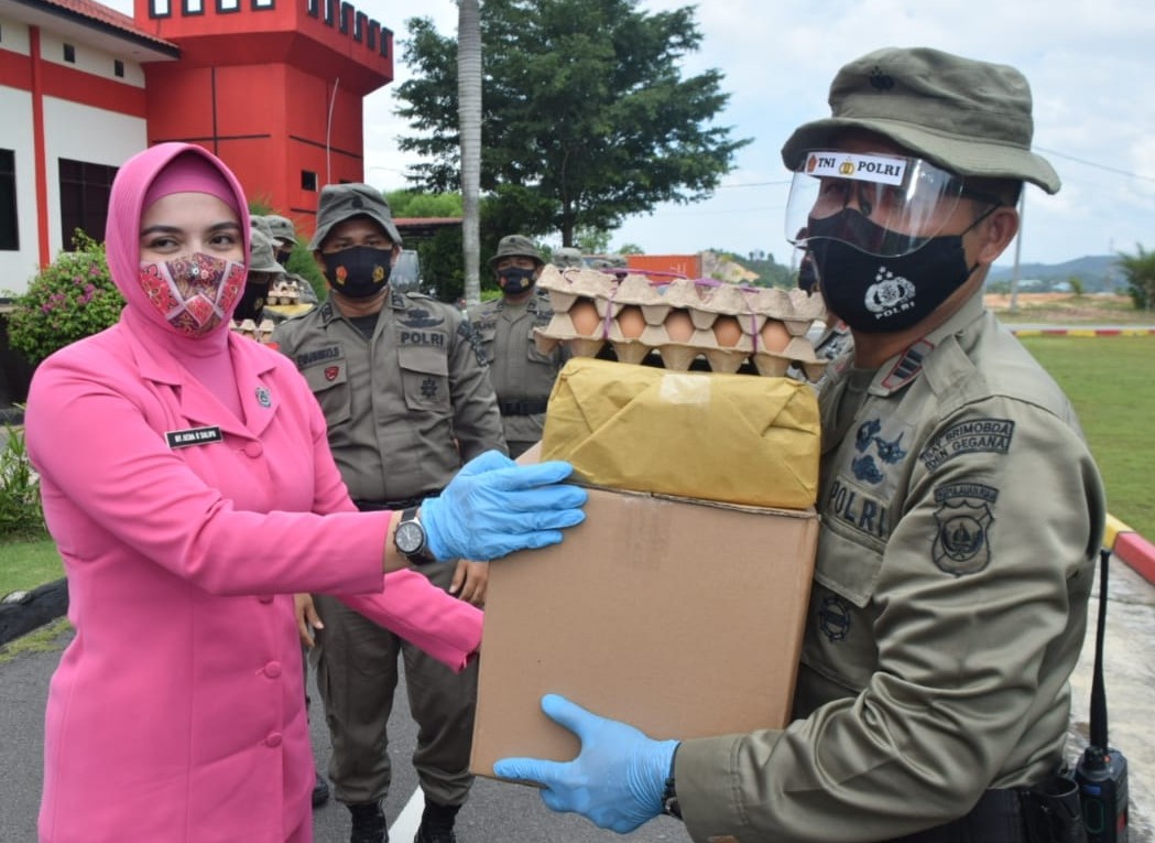 Sat Brimob Polda Kepri Berikan Tali Asih kepada Keluarga yang di BKO ke Papua