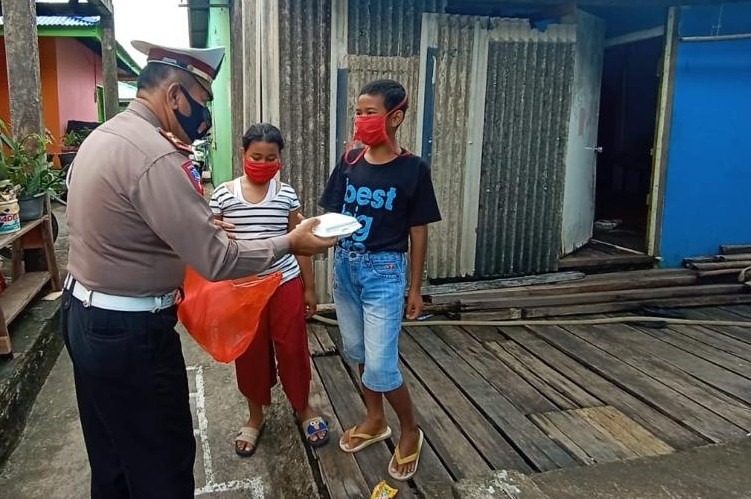 Bantu Warga Kurang Mampu di Masa Pandemi, Polres Tanjungpinang Bagikan Paket Makanan