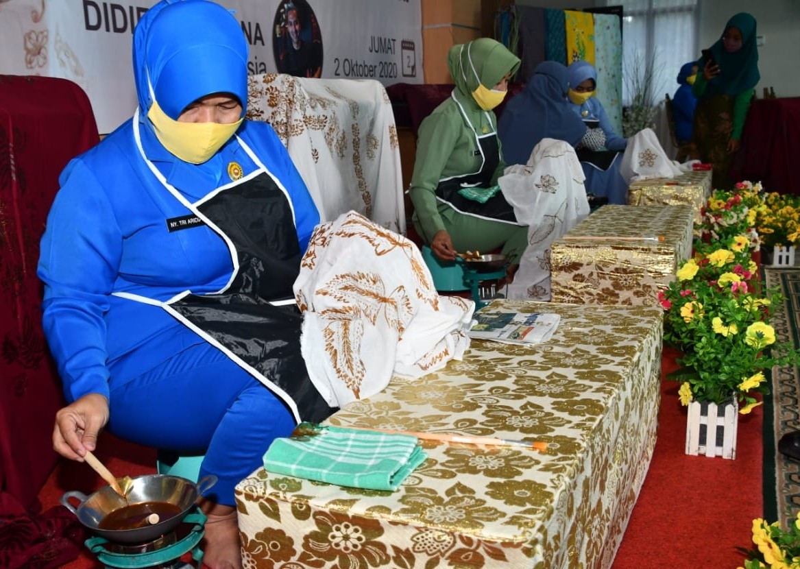 Peringati Hari Batik Nasional, Persit Tiga Matra Ikuti Pelatihan Membatik
