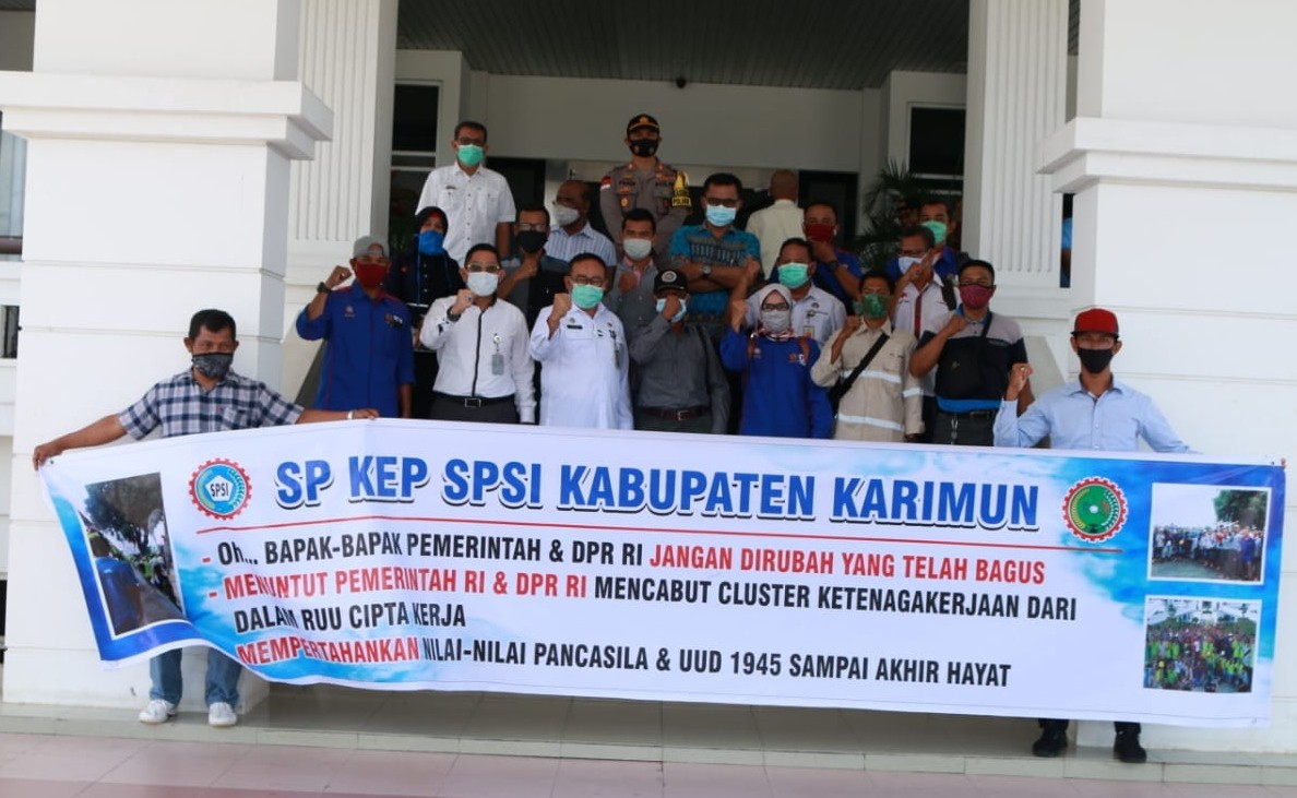 Kapolres Karimun Pimpin Langsung Pengamanan Pemasangan Tiga Spanduk oleh Buruh