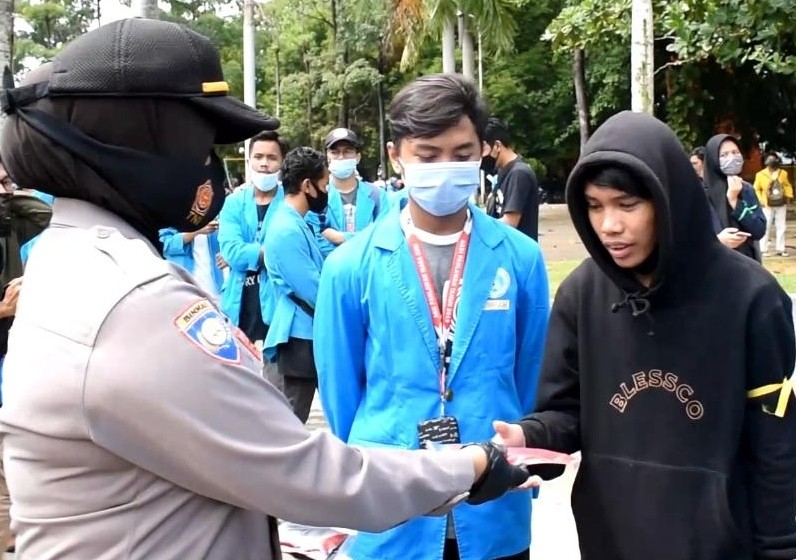 Polwan Polres Tanjungpinang Bagikan Masker kepada Pendemo