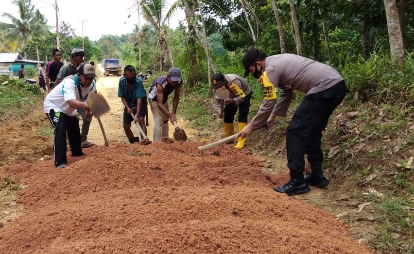 Polsek Singkep Barat Lakukan Goro, Bangun Saluran Air dan Perbaiki Jalan Rusak