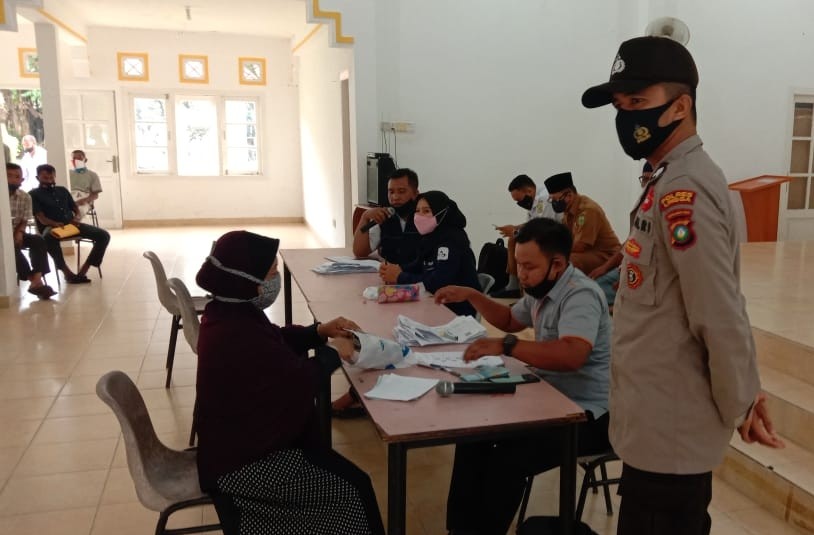 Polsek Dabo Singkep Lakukan Pengamanan Pembagian BTS Tahap ke 7 ke Warga