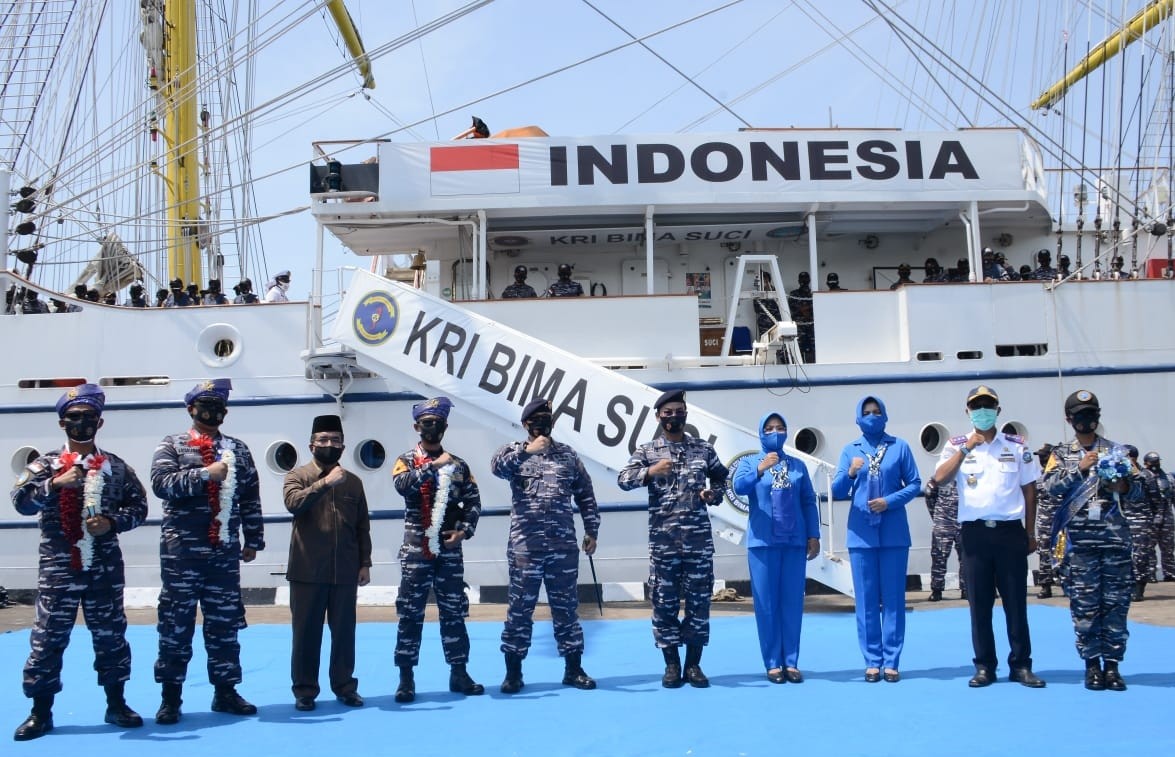 Danlantamal IV Tanjungpinang, Ketua Korcab IV DJA I dan Stakeholder Terkait Sambut Kedatangan KRI Bima Suci 945 di Dermaga Fasharkan Mentigi
