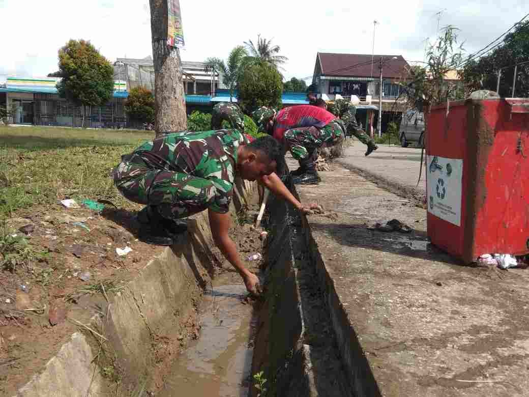 Momentum Peringatan Hari Pahlawan, Batalyon Infanteri 10 Marinir SBY Gelar Baksos