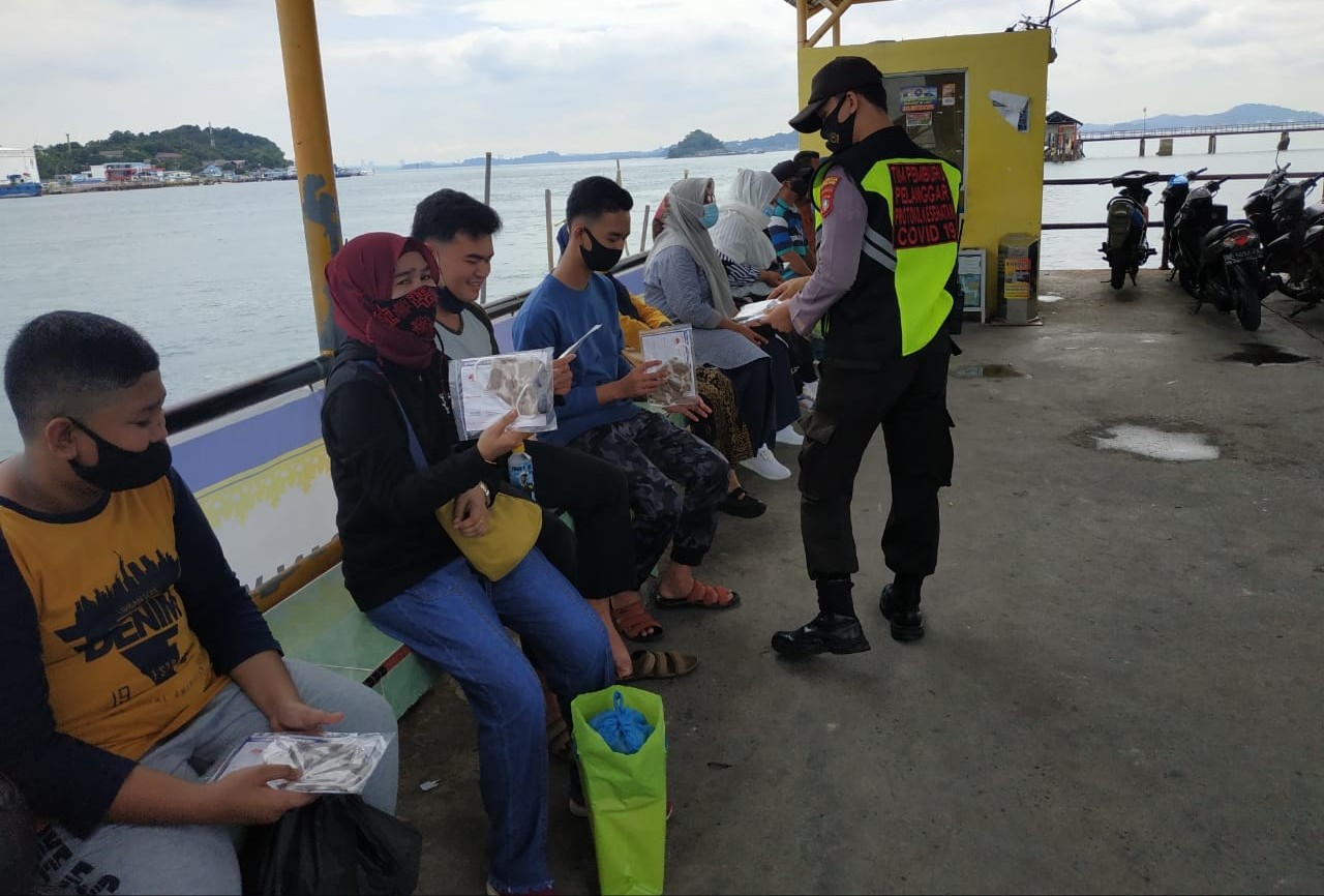 Menuju Pilkada Sehat, Polsek Belakang Padang Bagikan Masker