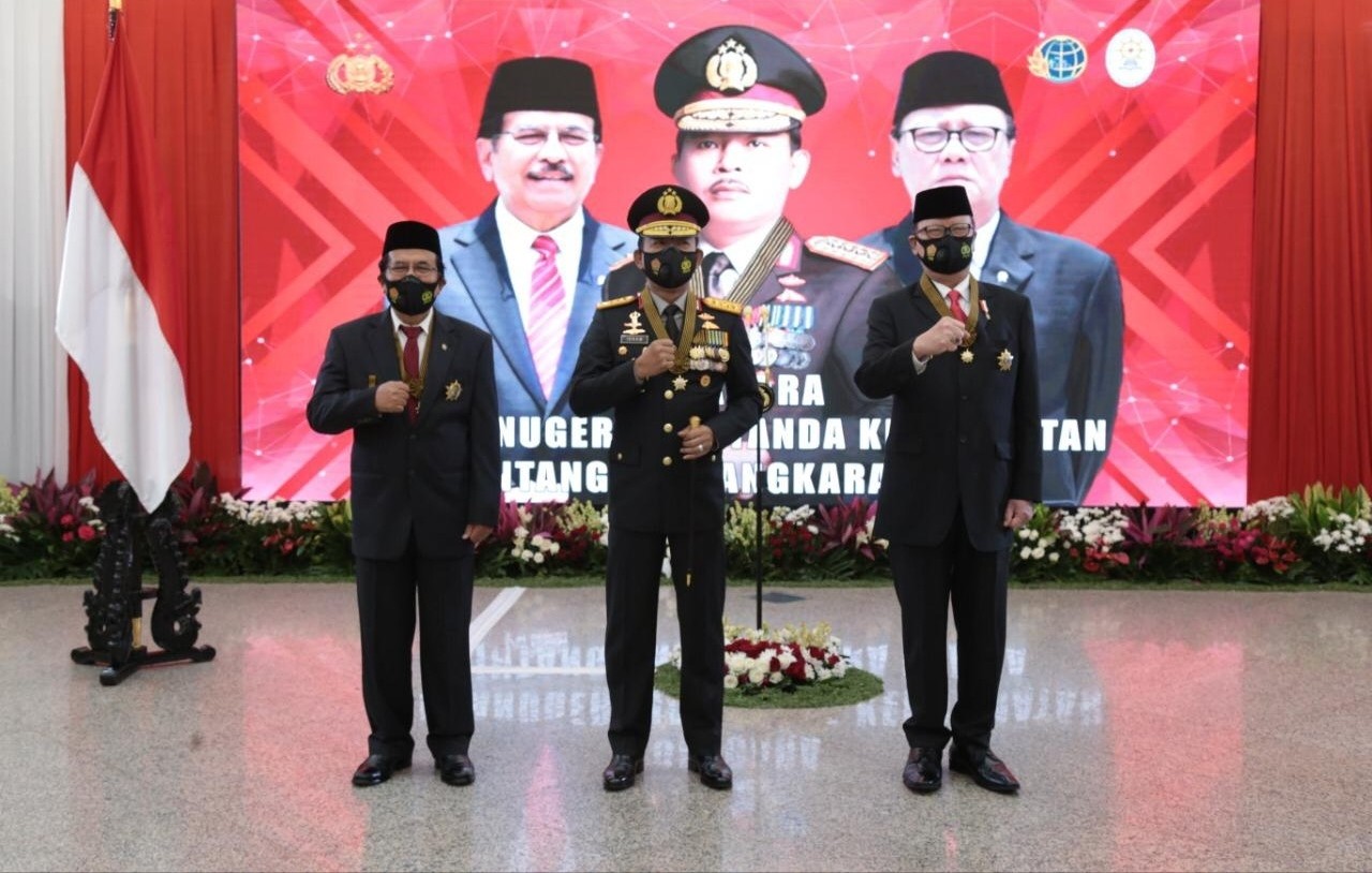 Kapolri Berikan Penghargaan kepada Kemenpan RB dan Menteri ATR/BPN