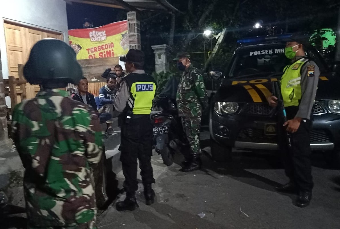 TNI-Polri Bubarkan Sejumlah Pemuda yang Berkumpul