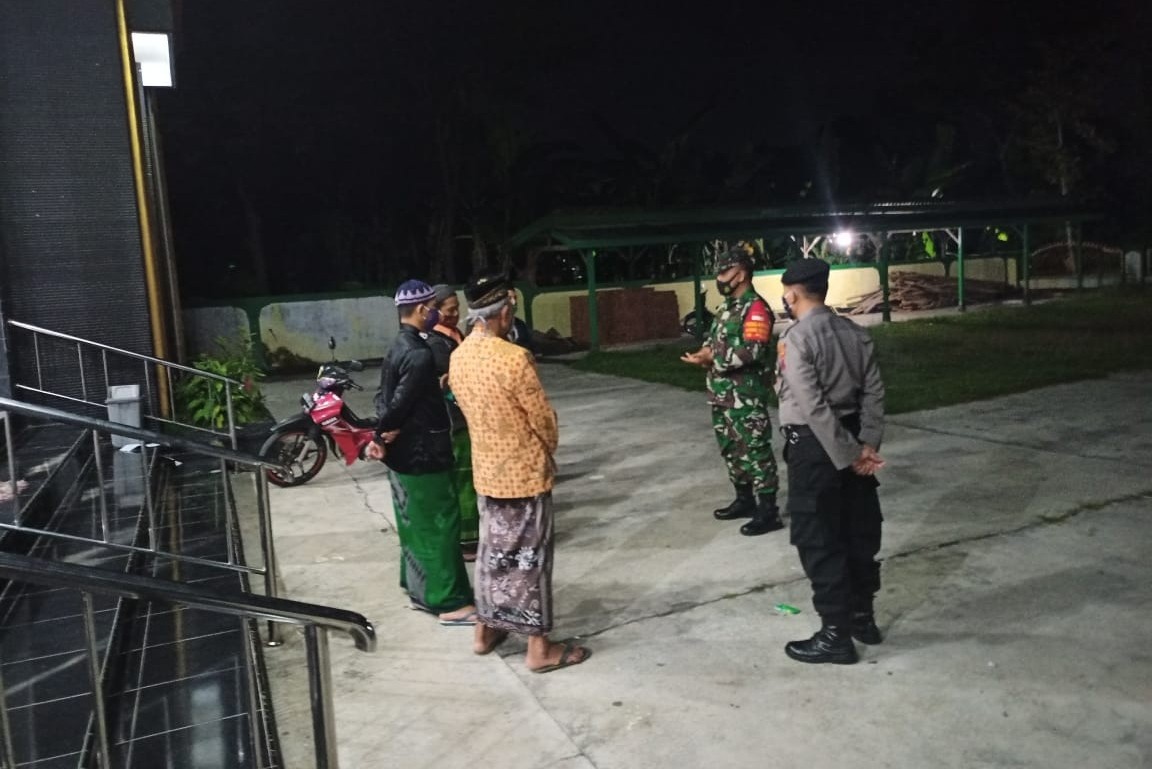 Sinergitas TNI-Polri Berikan Imbauan Protkes di Masjid