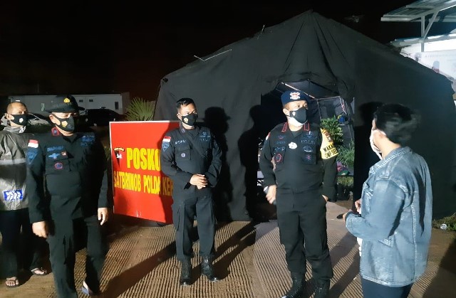 Sat Brimob Polda Kepri Bagikan Masker dan Buka Dapur Lapangan Korban Banjir