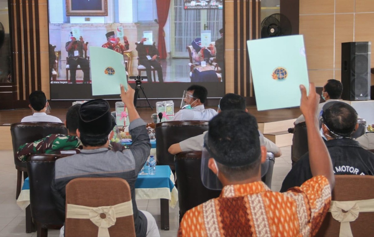 1.387 Sertifikat Diserahkan kepada Warga