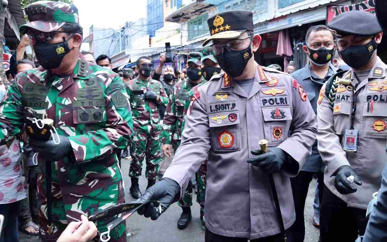 Panglima TNI dan Kapolri Tinjau Pelaksanaan Protkes dan Bagikan Masker di Tanah Abang