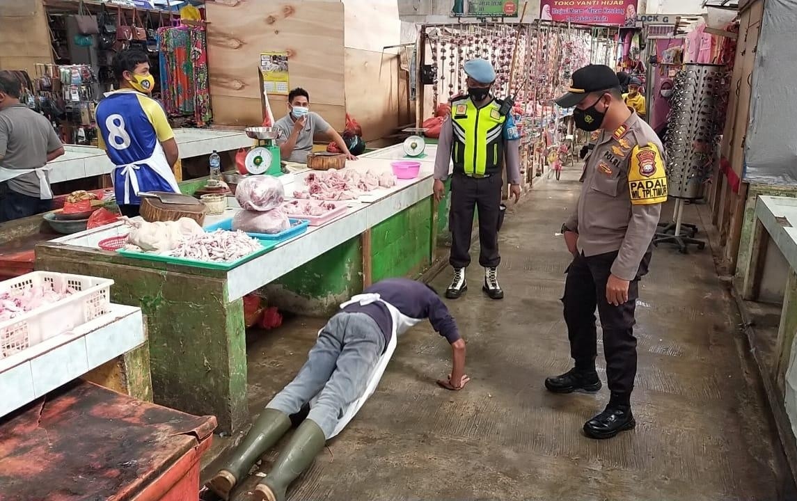 Langgar Protokol Kesehatan, Enam Pria dan Satu Wanita di Pasar Ditindak Tegas Tim Pemburu