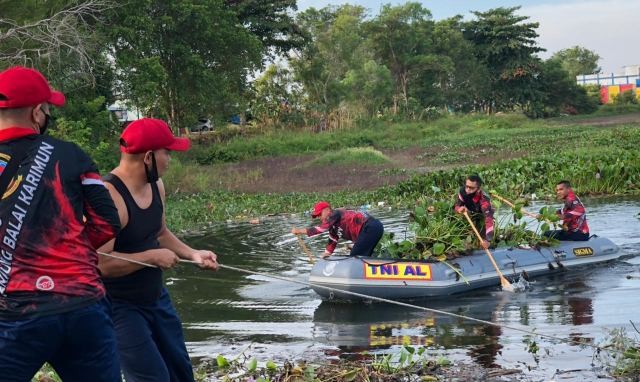 Lanal Tanjung Balai Karimun Lakukan Bersih-bersih Danau