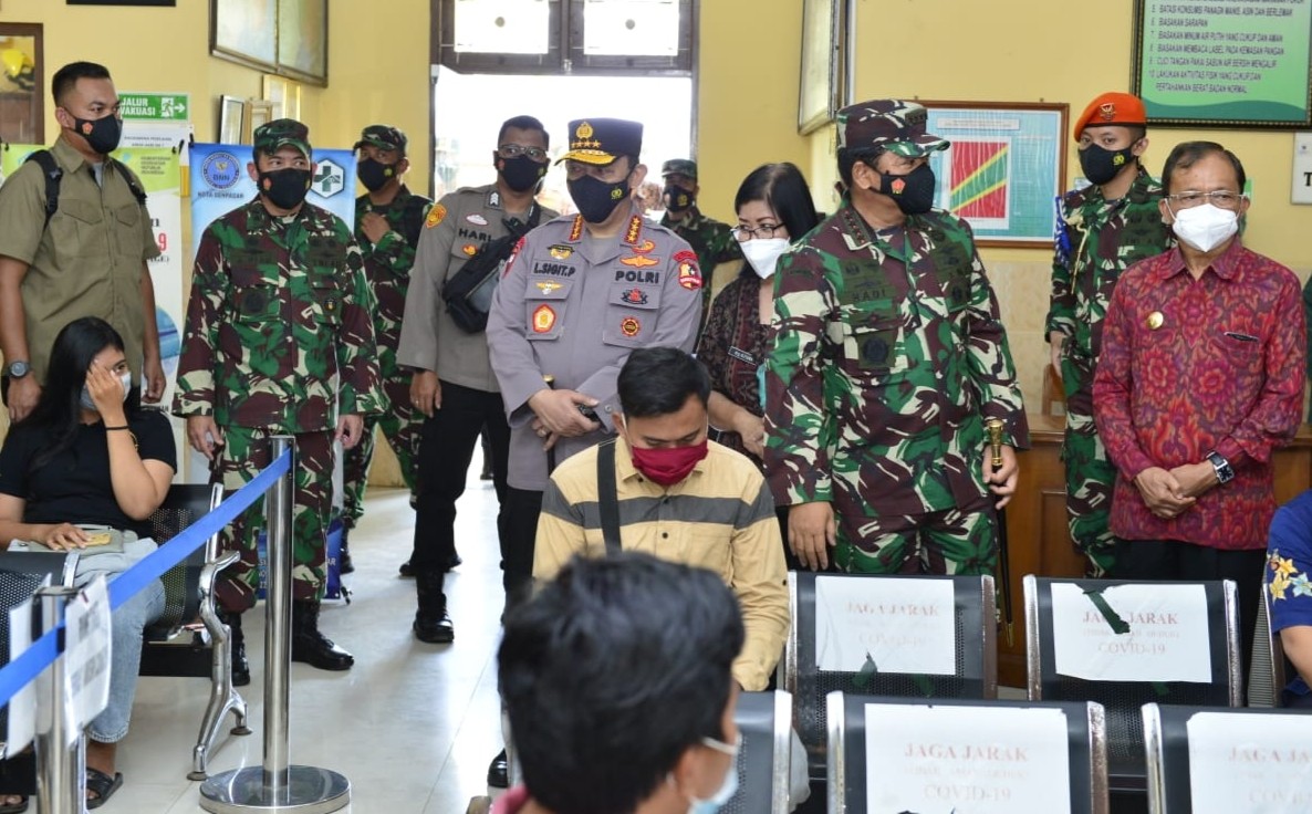 Panglima TNI dan Kapolri Tinjau Langsung Vaksinasi di Gedung Olahraga Bali