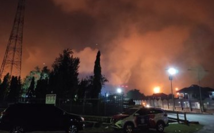 Kilang Minyak Pertamina di Balongan Terbakar
