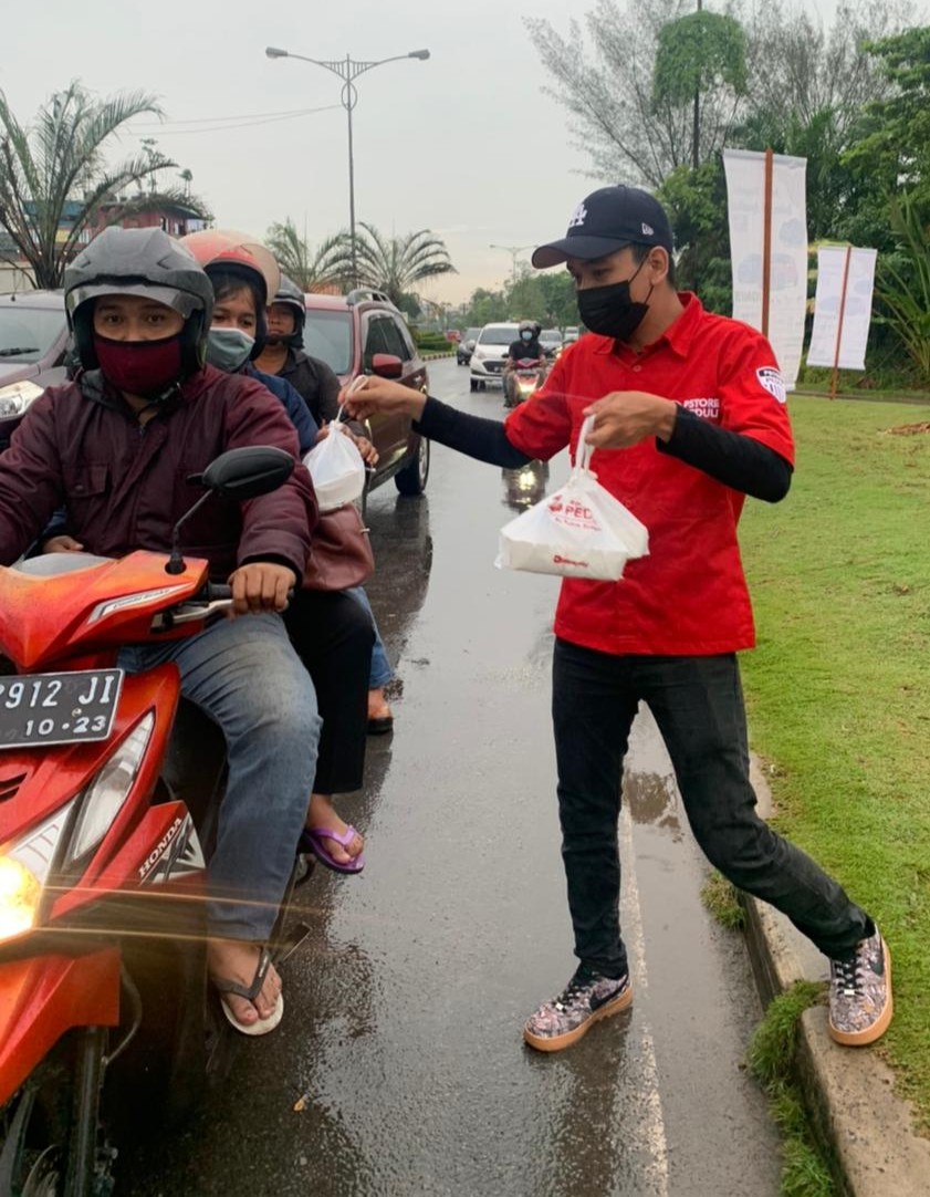 Berbagi Kasih di Bulan Suci Ramadan, PS Store Batam Bagikan Ribuan Takjil Berbuka Puasa