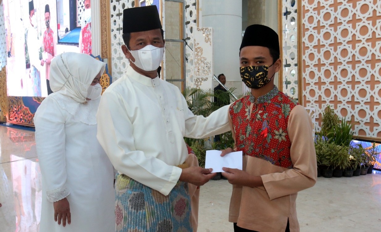 Wali Kota dan Wakil Wali Kota Batam Serahkan Santunan kepada 1000 Anak Yatim