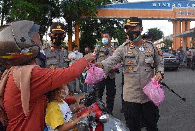 Polres Tanjungpinang dan Bhayangkari Berbagi Takjil dan Masker ke Pengendara yang Melintas
