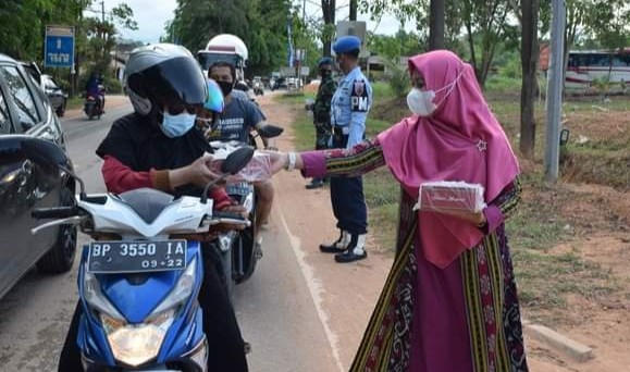 Ramadan Berbagi, PIA Lanud Hang Nadim Bagikan Takjil kepada Masyarakat