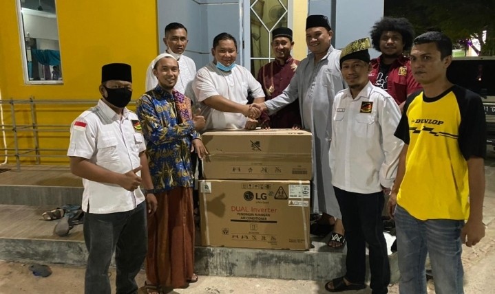 Berikan Manfaat kepada Sesama, Melayu Raya Batam Serahkan Bantuan AC di Musala Bida Garden
