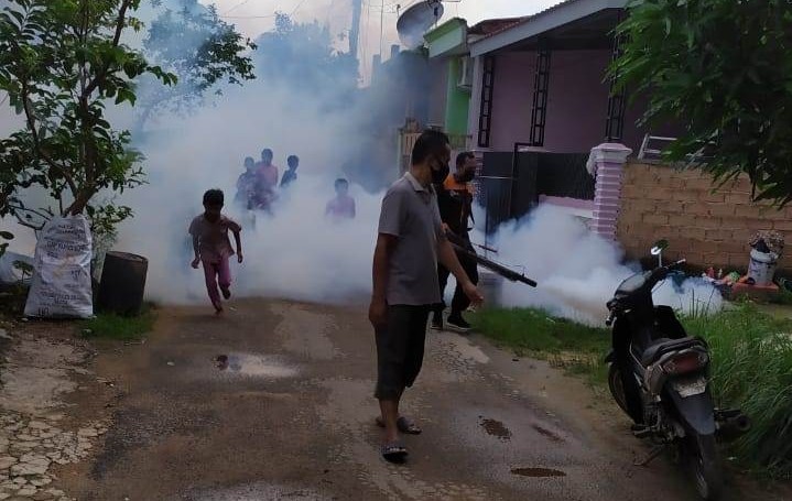 CSR HARRIS Resort Waterfront Batam, Fogging Sejumlah Pemukiman Warga hingga Bagikan Masker