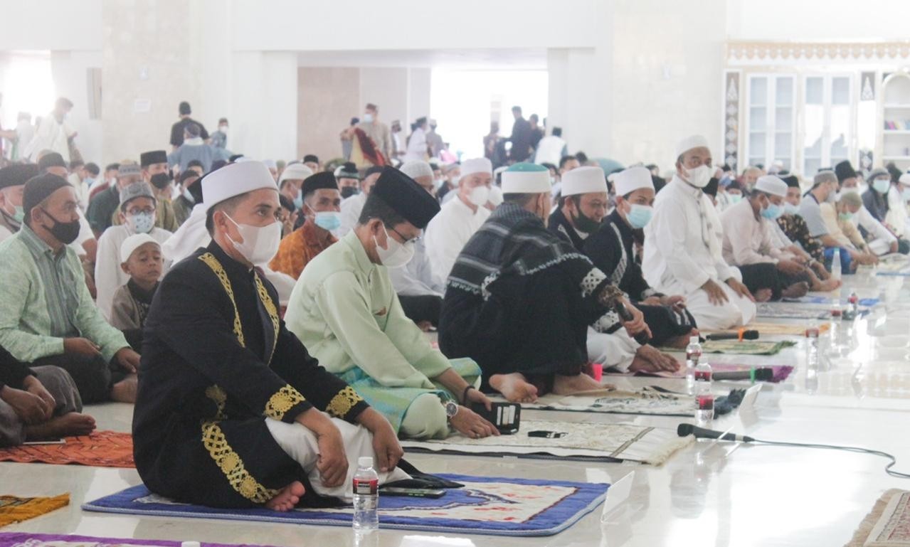 Turut Dihadiri Amsakar, Salat Idul Fitri di Masjid Sultan Berjalan Penuh Khusyuk dan Sesuai Prokes