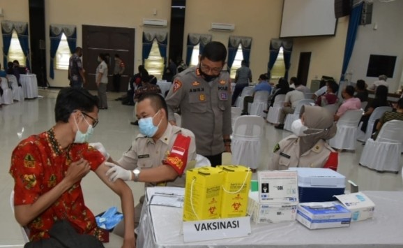 Polda Kepri Gelar Vaksinasi Massal, Sasar Purnawirawan dan Masyarakat