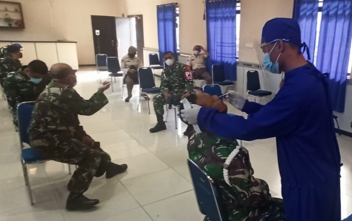 Deteksi Dini Cegah Covid-19, Danlanal dan Seluruh Prajurit Lanal Tarempa Tes Swab Antigen