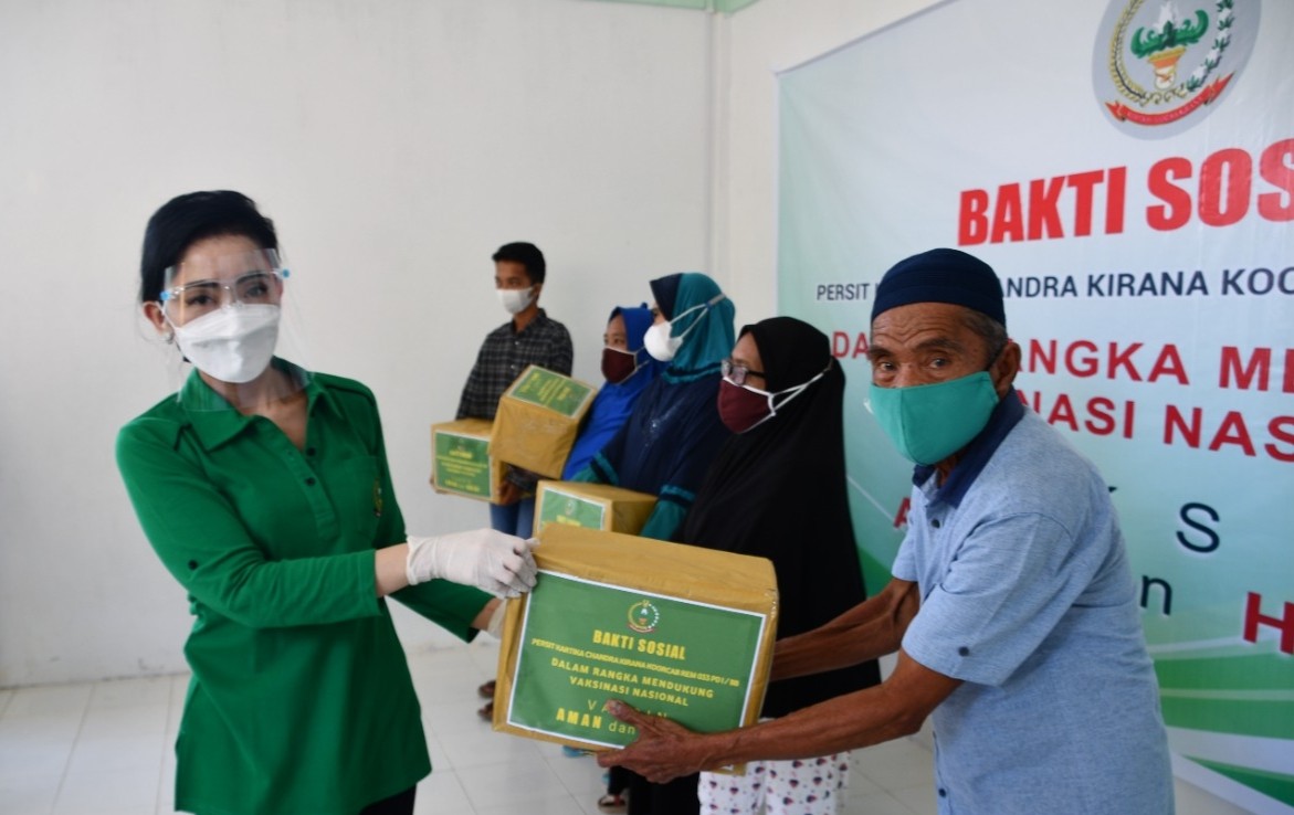 Peduli kepada Masyarakat dan Dukung Vaksinasi Nasional, Persit KCK Koorcab Rem 033 PD I BB Bagikan Sembako
